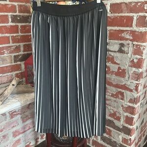 Armani Exchange black and white pleated skirt